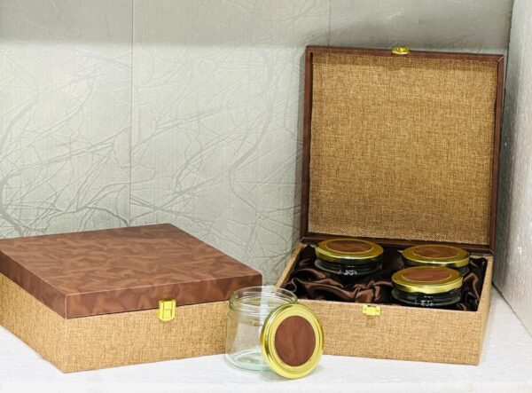 Charming gift hampers box featuring 4 jars, perfect for wedding favors, seasonal gifts, and special occasions.